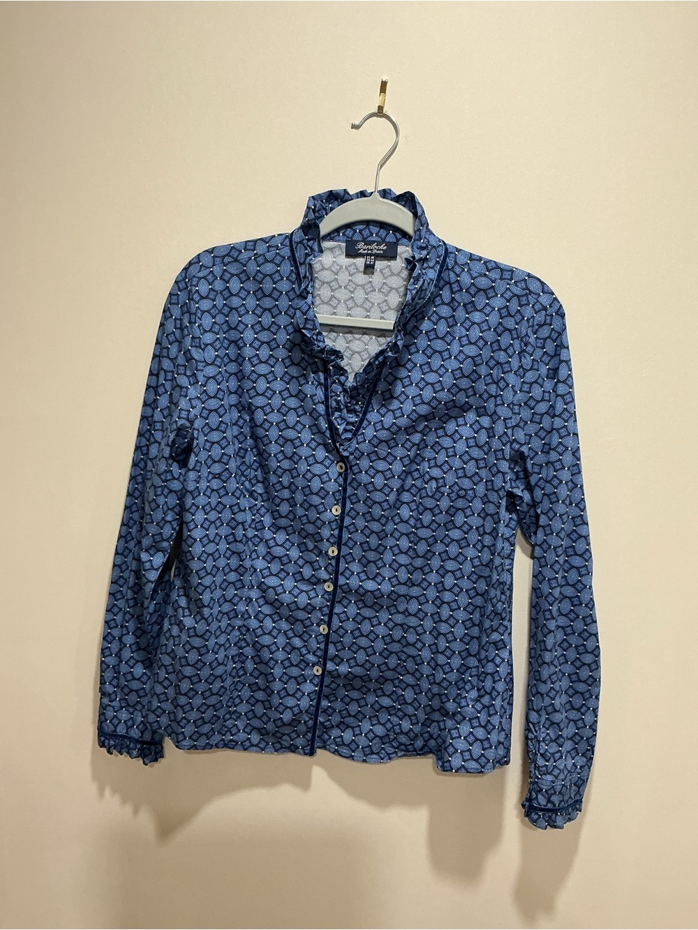 Bariloche blue blouse geometric print and a delicate ruffled neckline size 12